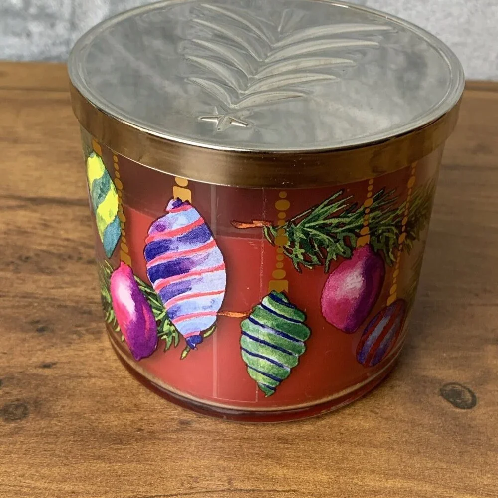 It’s The season White Barn 3 Wick Candle NEW Holiday Apples Cinnamon Pine 14.5oz